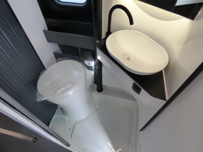 Adria Twin Supreme 640 SGX DIESEL AUTOMATIC 2025