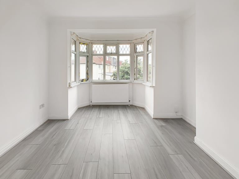 image for 3 bedroom house in Hounslow, TW3