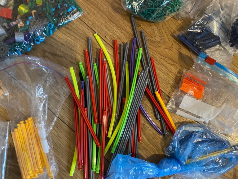 1.2 kg of K’NEX, including micro K’NEX + storage box