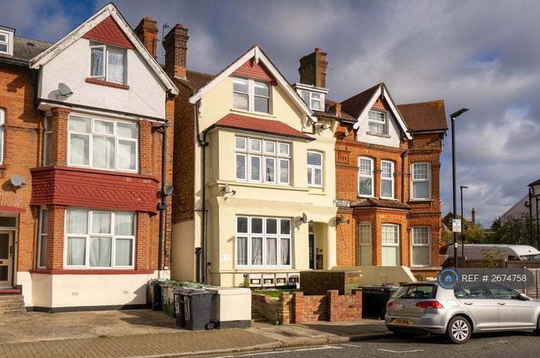 1 bedroom flat in Gleneldon Road, London, SW16 (1 bed) (#2674758)