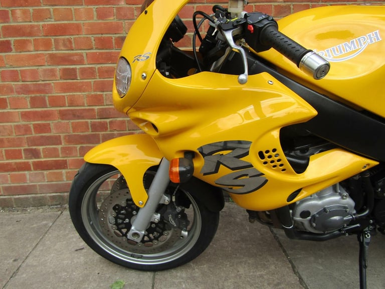 YELLOW TRIUMPH SPRINT RS 955i 13000 MILES VERY NICE EXAMPLE