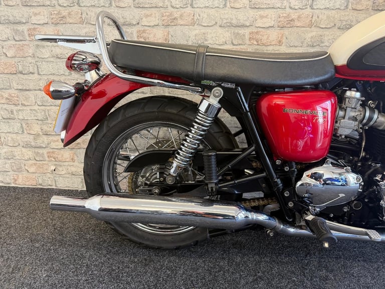 2013 Triumph Bonneville T100 - Red - 17k miles - Nice condition retro bike 