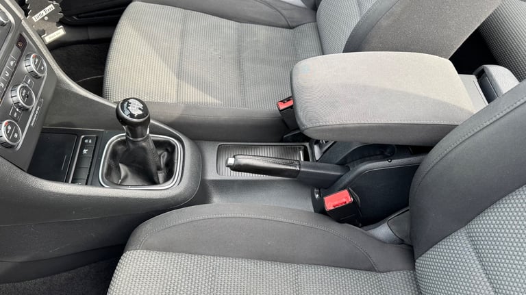 Volkswagen, GOLF, Convertible, 2012, Manual, 1598 (cc), 2 doors