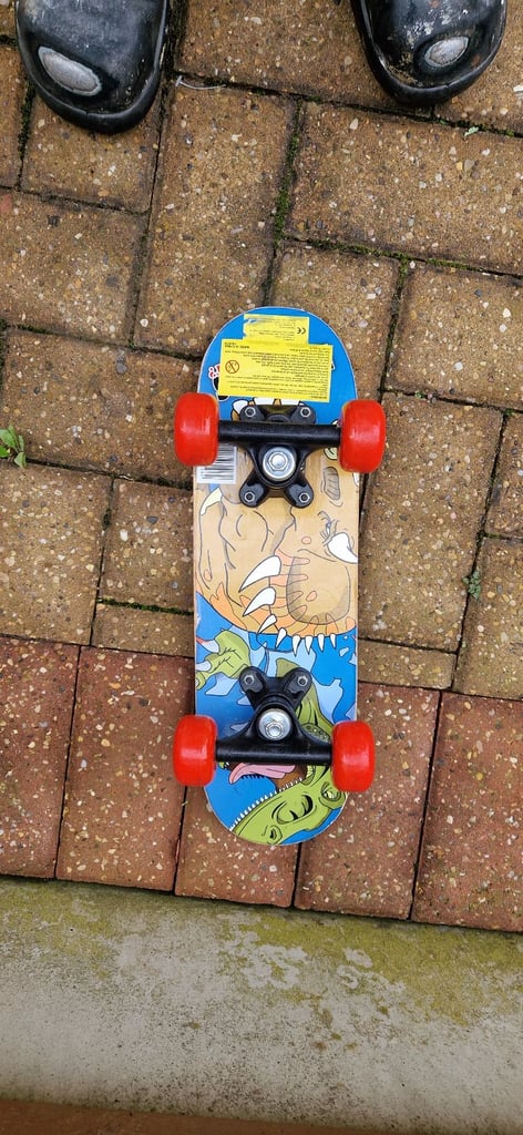 OZBOZZ 17 INCH DECK SKATEBOARD. DINOSAURS ON THE BACK. EXCELLENT.