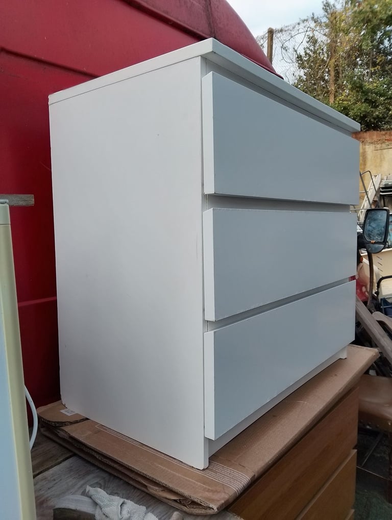 Chest of 3 large deep white drawers in very good condition allround 