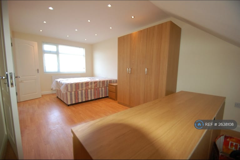 2 bedroom flat in Park Road, London, NW4 (2 bed) (#2638108)