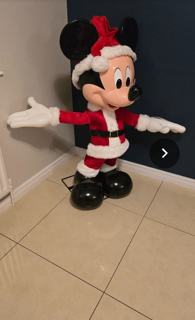 4ft Christmas Mickey mouse 