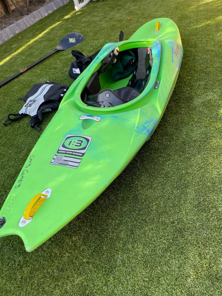 Pyranha i:3 kayak 222 with Robson Green carbon fibre Paddle and life jacket 