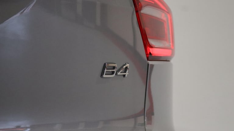  Volvo XC40 B4 (P) Ultimate Dark (360 Camera, Sunroof, BLIS) Petrol/Electric Hybrid Automatic
