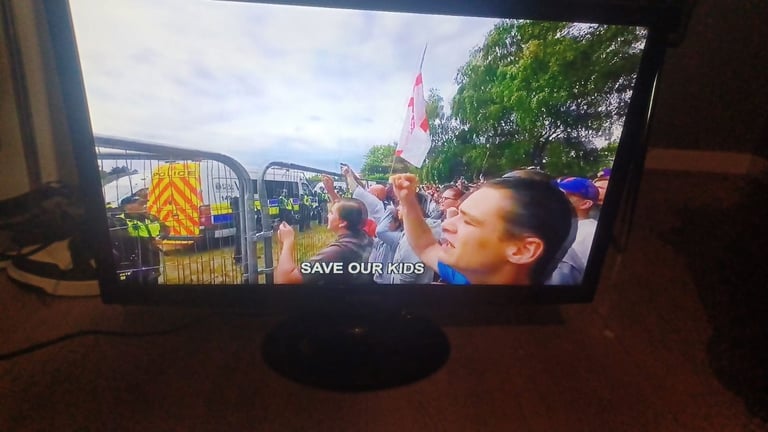 FREE DELIVERY excellent 27 SAMSUNG LED HDTV freeveiw channels inbuilt 