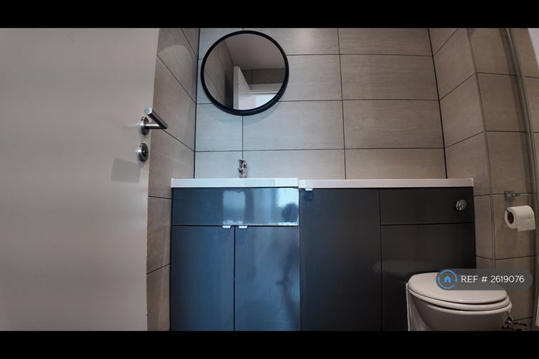 3 bedroom flat in West Point, Manchester, M16 (3 bed) (#2619076)