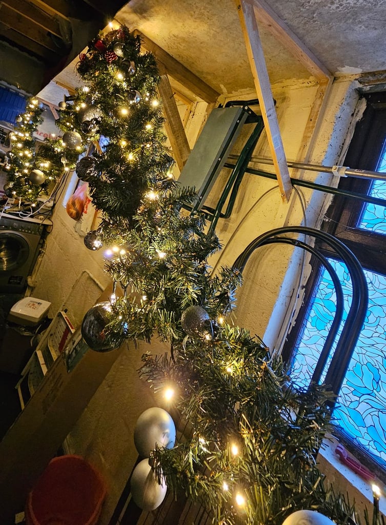20 Ft Christmas Garland with lights, Baubles and pine cones 