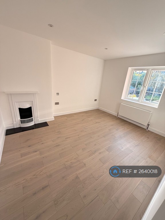 5 bedroom house in Halliwick Road, London, N10 (5 bed) (#2640018)