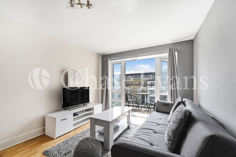 1 bedroom flat in St David's Square, Isle of Dogs, E14