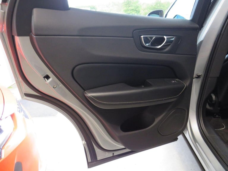 VOLVO XC60 2.0 D4 R-Design Auto AWD Euro 6 (s/s) 5dr Silver Auto Diesel 2018