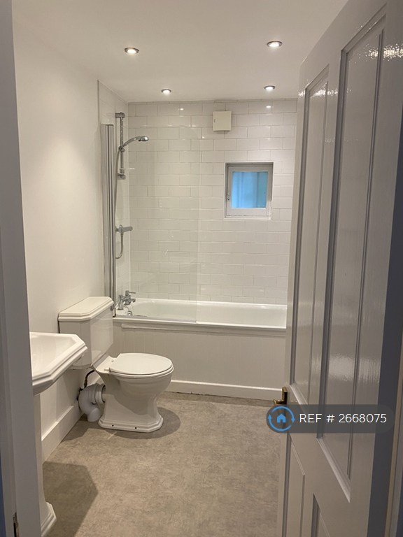 2 bedroom flat in Manor Park, London, SE13 (2 bed) (#2668075)