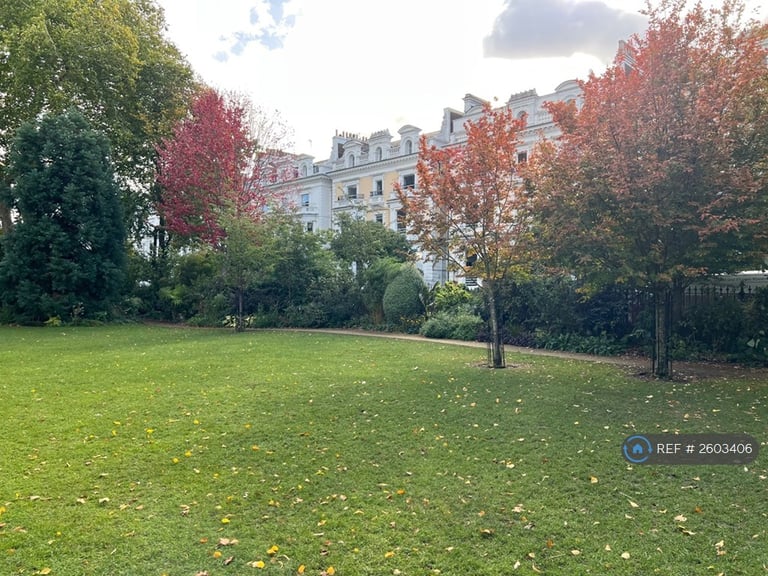 3 bedroom flat in Pembridge Square, London, W2 (3 bed) (#2603406)