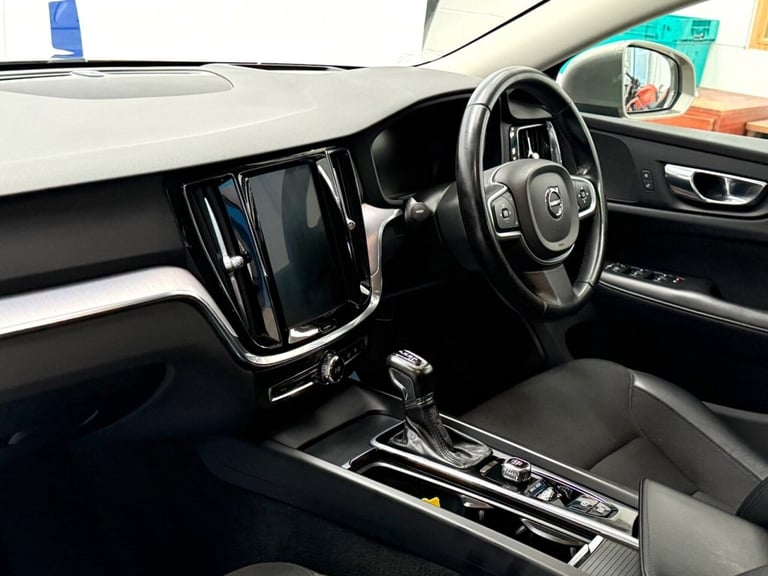 2019 68 VOLVO V60 2.0 D4 MOMENTUM ESTATE 5DR DIESEL AUTO EURO 6 (S/S) (190 PS) D