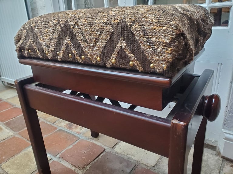 Piano stool, adjustable height