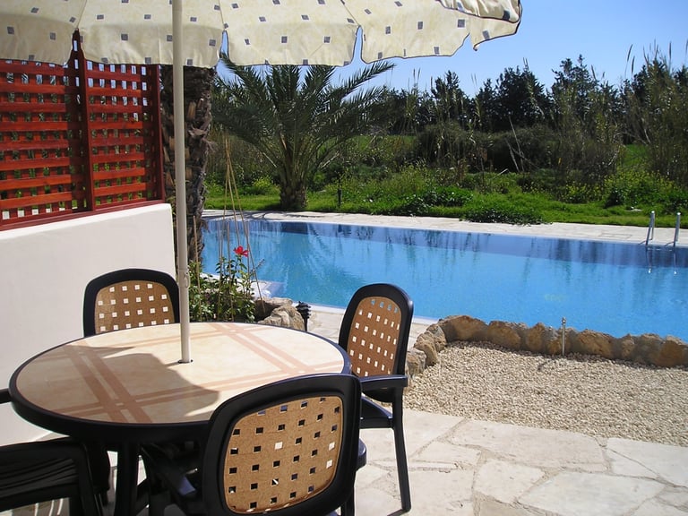PAPHOS SELF-CATERING POOLSIDE VILLA APARTMENT TO RENT FOR HOLIDAYS IN CYPRUS LONG-TERM WINTER LETS