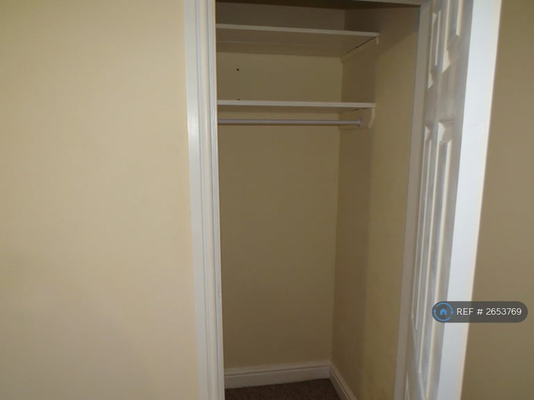 2 bedroom flat in Mowbray Drive, Reading, RG30 (2 bed) (#2653769)