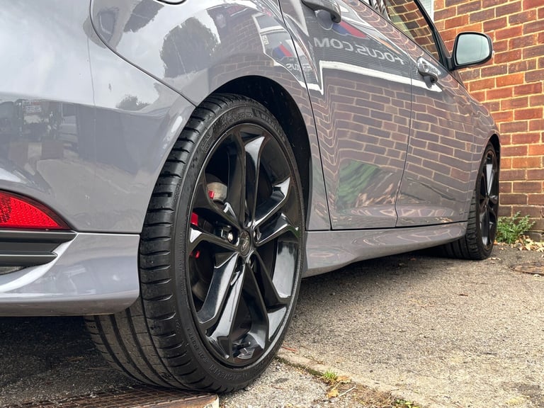 2017 Ford Focus 2.0T EcoBoost ST-3. LOW OWNERS  LOW MILEAGE  MOUNTUNE EXHAUST.