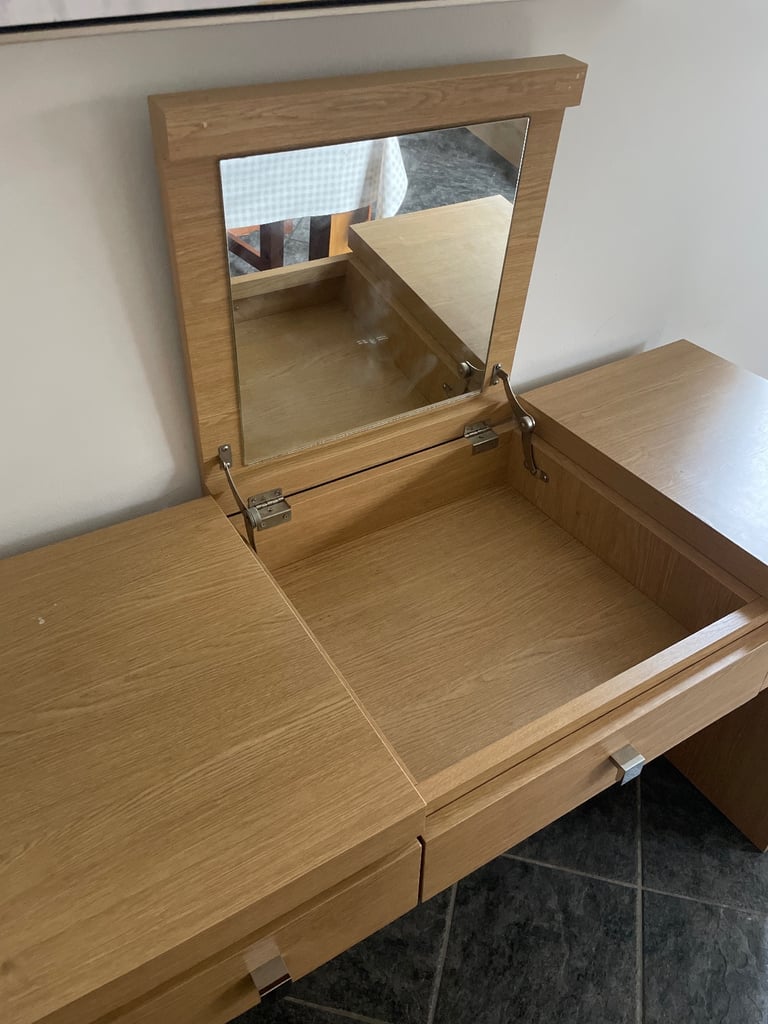 Dresser table with mirror 