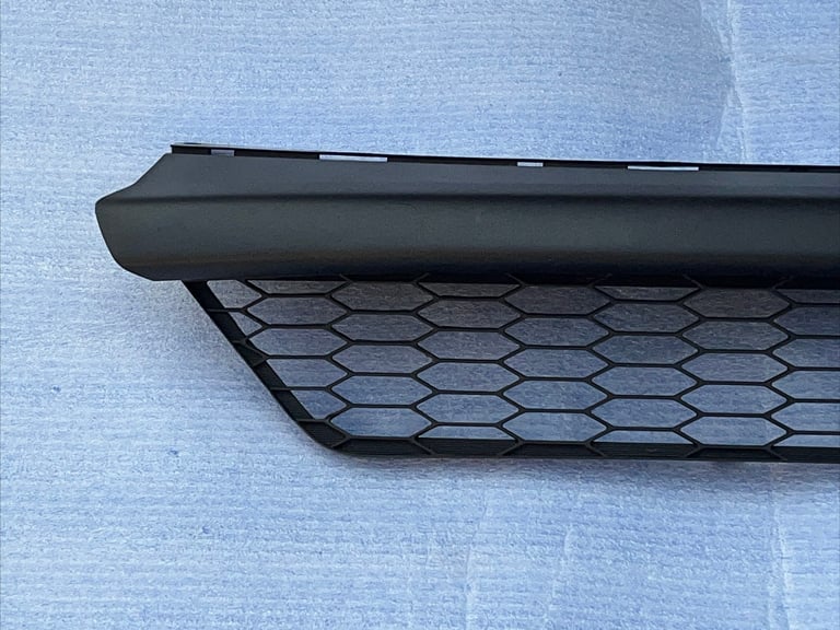 GENUINE HONDA JAZZ FRONT BUMPER LOWER RADIATOR GRILL 15-19 71102-TAR