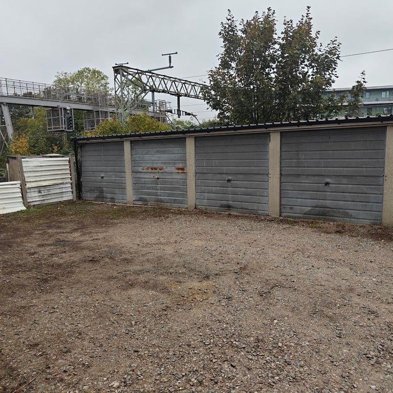 Garage/Parking/Storage to rent: Cromwell Road (r/o 35-37) Warley, Brentwood, Essex CM14 5DT