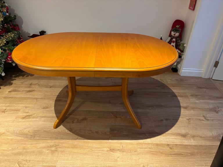 Extendable dining table