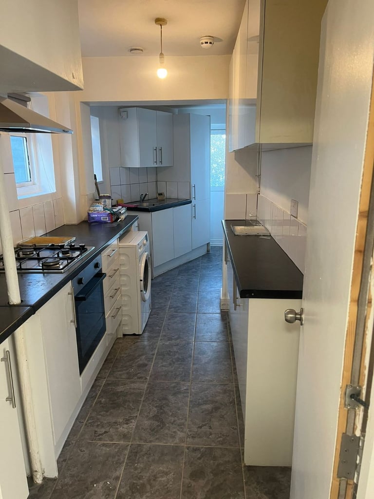 Spacious & Cosy Ensuite room for Rent UB5 6LQ