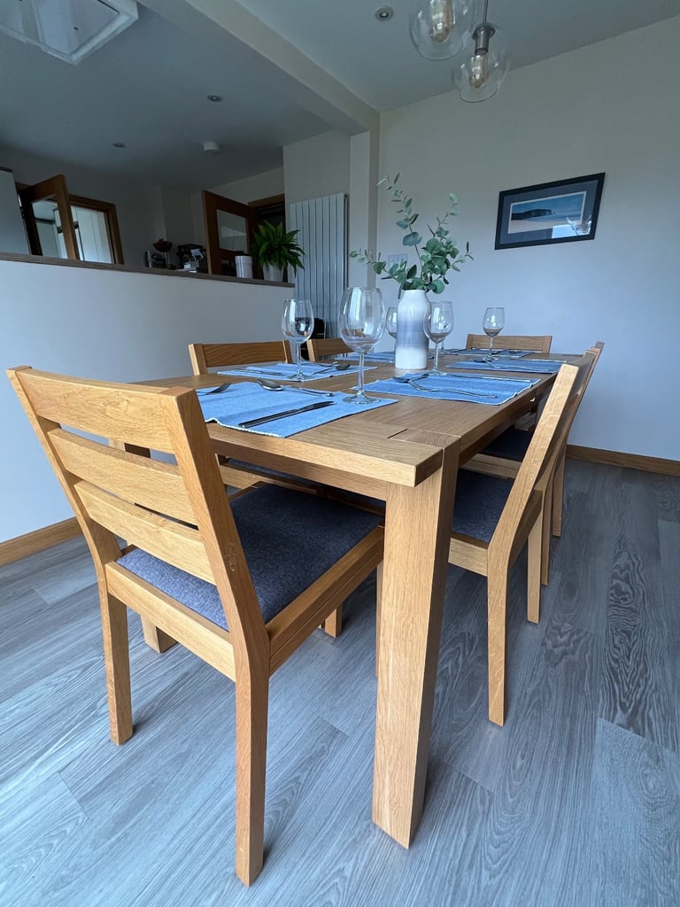 M&S SONOMA EXTENDING DINING TABLE - AS NEW - OAK 6-8 SEATER