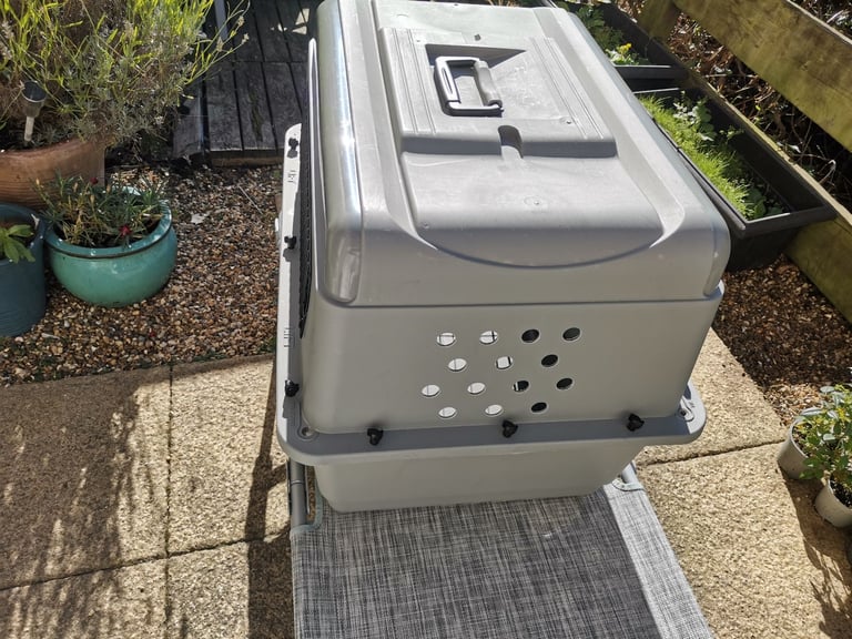 Petmate Sky Kennel Medium - Dog air transport kennel - IATA compliant