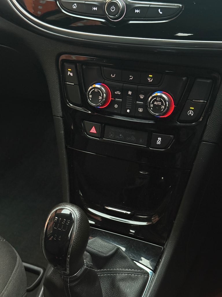 2017 Vauxhall Mokka X 1.6i Active 5dr HATCHBACK Petrol Manual