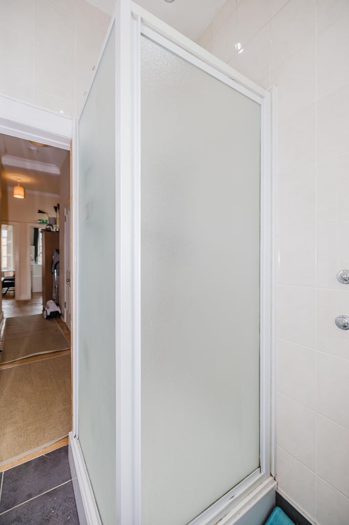 Very spacious, top floor, 3 bedroom, HMO flat - available NOW