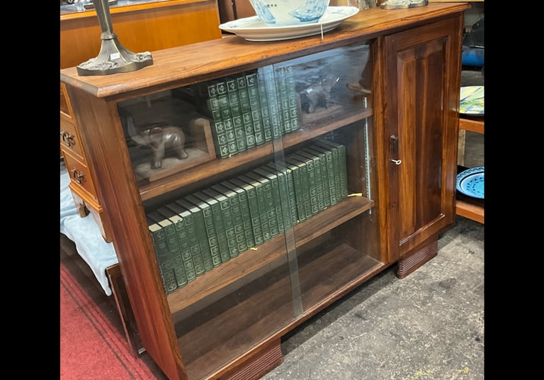 This is lovely Vintage bookcase in very good condition, 