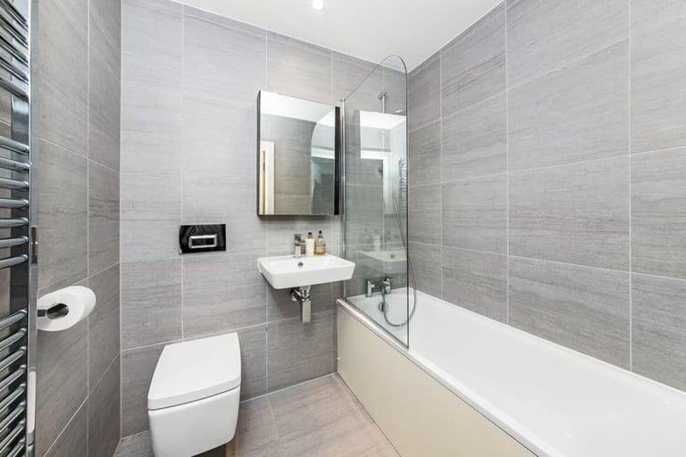 Save Big!🌈Beautiful London Room🩵5 min to Canada Water Station & Surrey Quays!