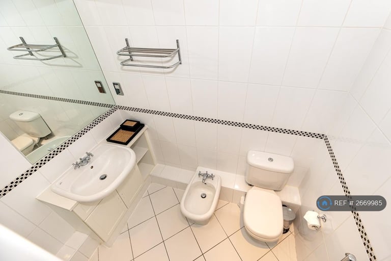 2 bedroom flat in Warren House, London, W14 (2 bed) (#2669985)