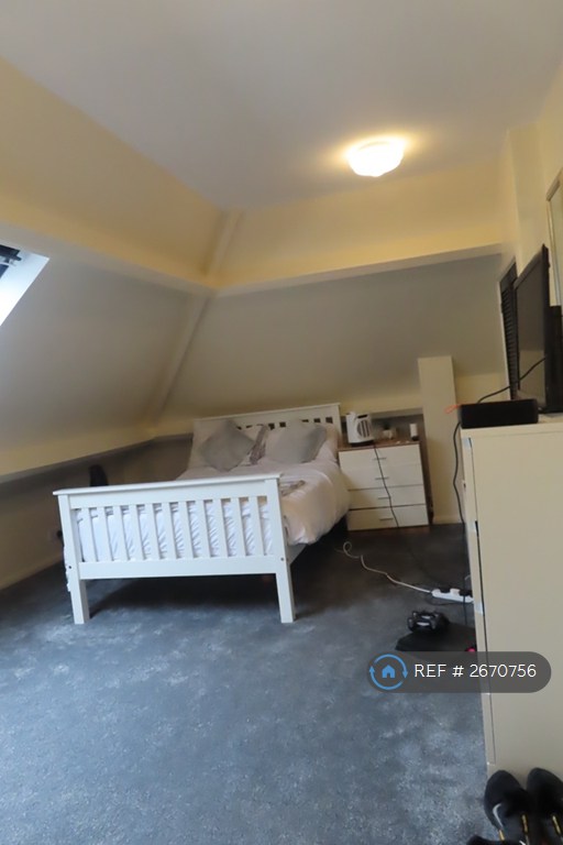 8 bedroom house in Harlaxton Drive, Nottingham, NG7 (8 bed) (#2670756)