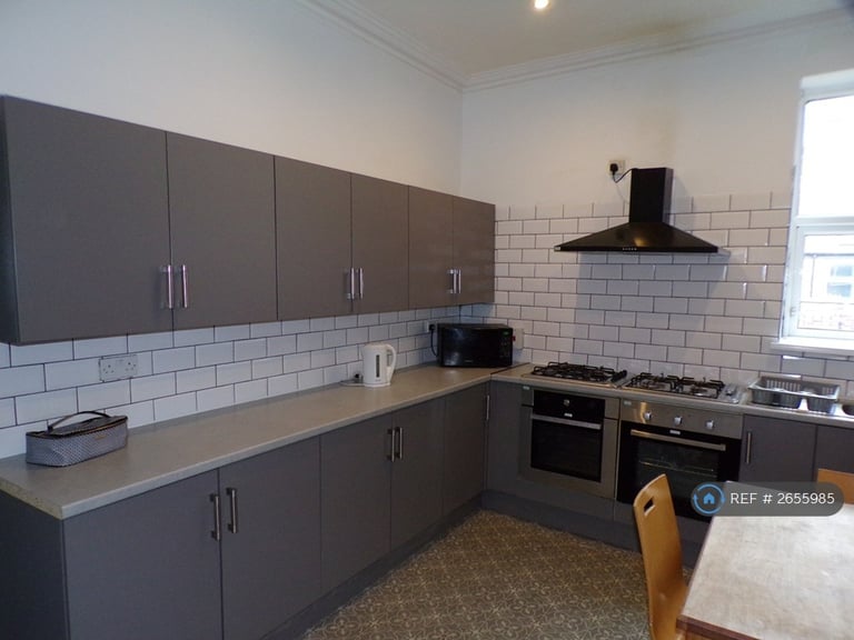 8 bedroom house in Booth Avenue, Manchester, M14 (8 bed) (#2655985)