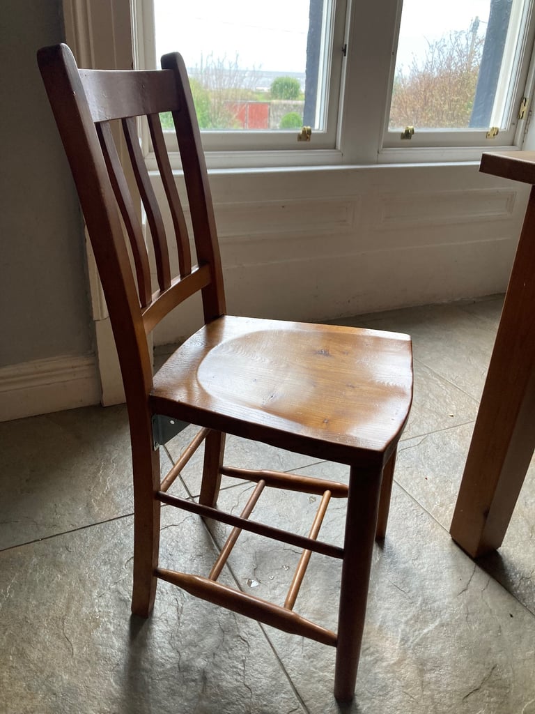 Extendable dining table and four chairs