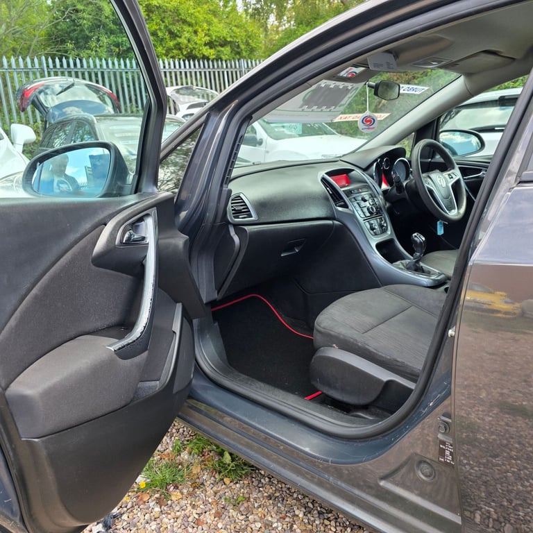VAUXHALL ASTRA J DESIGN FACELIFT MODEL 1.7 DIESEL 110 BHP YEAR 2014 £20 ROAD TAX PER YEAR HPI CLEAR!