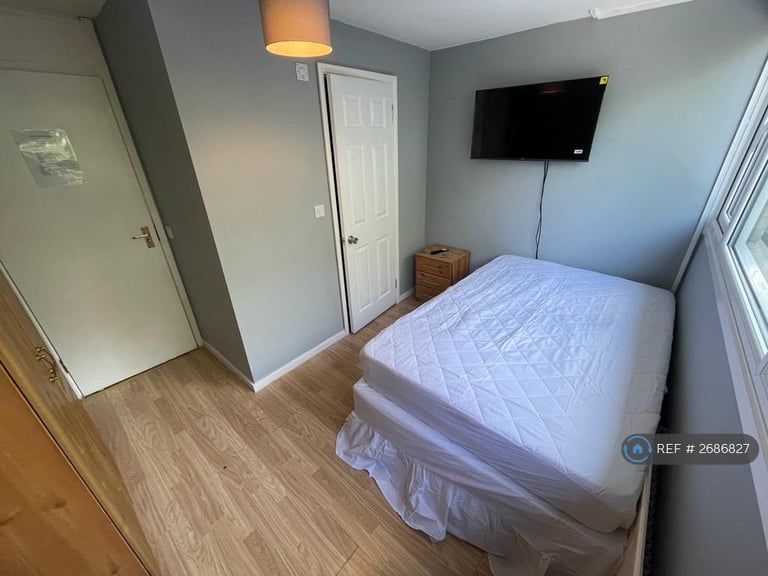 6 bedroom house in Barchester Close, Uxbridge, UB8 (6 bed) (#2686827)