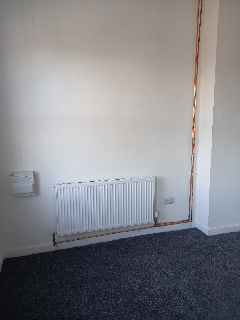 **TO LET*HIGH SPEC**1 BED/LARGE STUDIO**FLAT 1**4-6 WATERLOO ROAD**