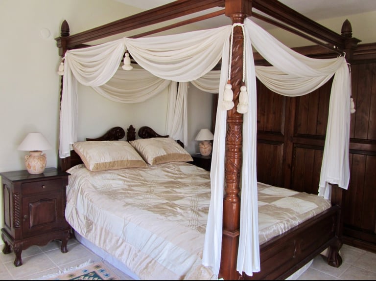 image for FOUR POSTER BEDROOM FURNITURE SET