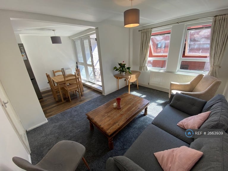 3 bedroom flat in Martlesham Walk, Manchester, M4 (3 bed) (#2663939)