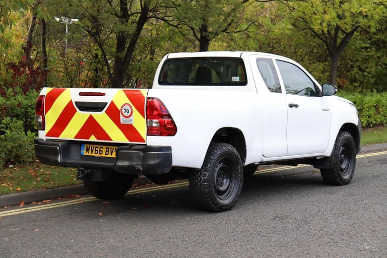TOYOTA HILUX D4D KING CAB 4X4 PICKUP TRUCK (2017)