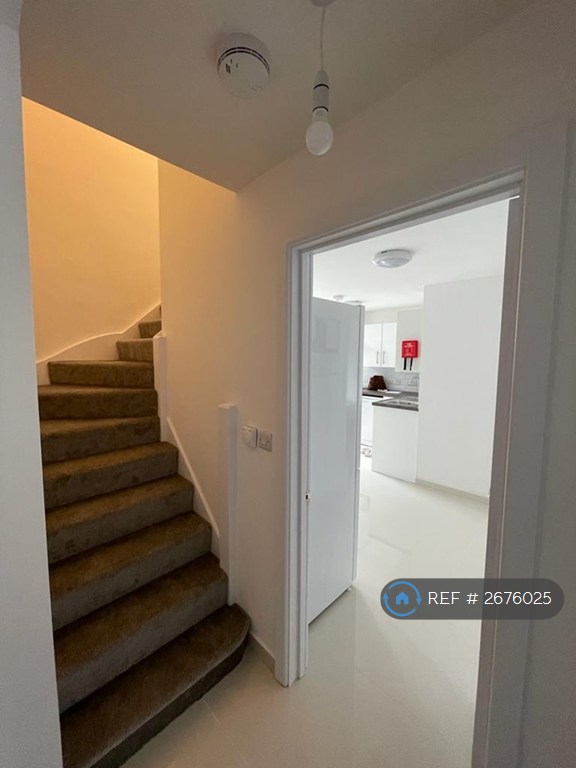 6 bedroom house in Cabell Road, Guildford, GU2 (6 bed) (#2676025)