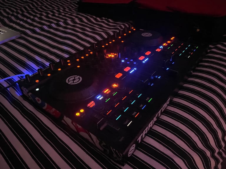 Native Instruments Traktor KONTROL S4 mk1 controller with Odyssey carry case Used (read description)