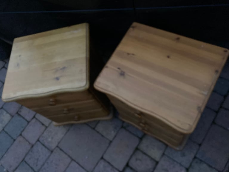 PAIR OF SOLID PINE BEDSIDE TABLES WITH BUN FEET